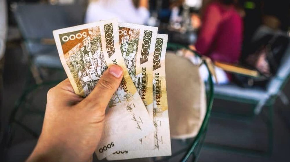 Barometri i Ballkanit: 53 për qind e shqiptarëve presin përkeqësim të financave në 12 muajt në vijim